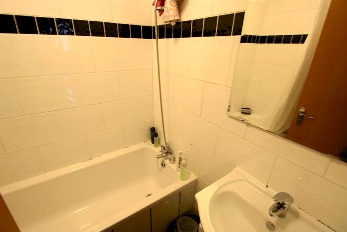 2 Bedroom Flat To Rent In Flat, Grahamsley Street, Gateshead, NE8