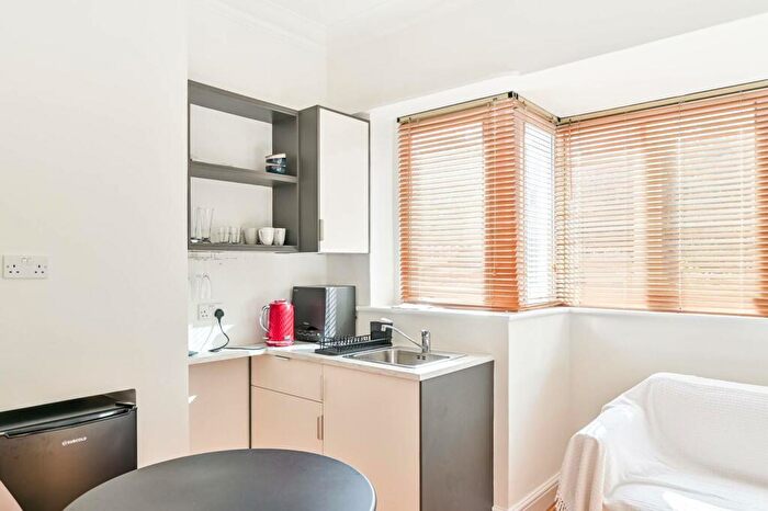 Studio To Rent In Ravenscorft, Golders Green, London, NW11