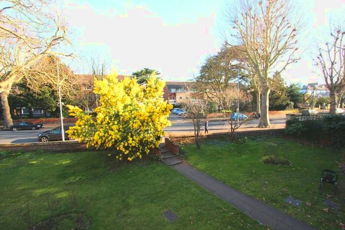 3 Bedroom Flat To Rent In Maple Road, Surbiton, KT6