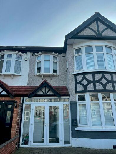 3 Bedroom Detached House To Rent In Highwood Gardens, Ilford, IG5