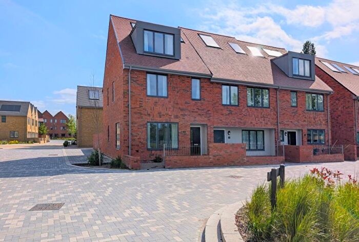 3 Bedroom End Of Terrace House To Rent In Woking, Surrey, GU21