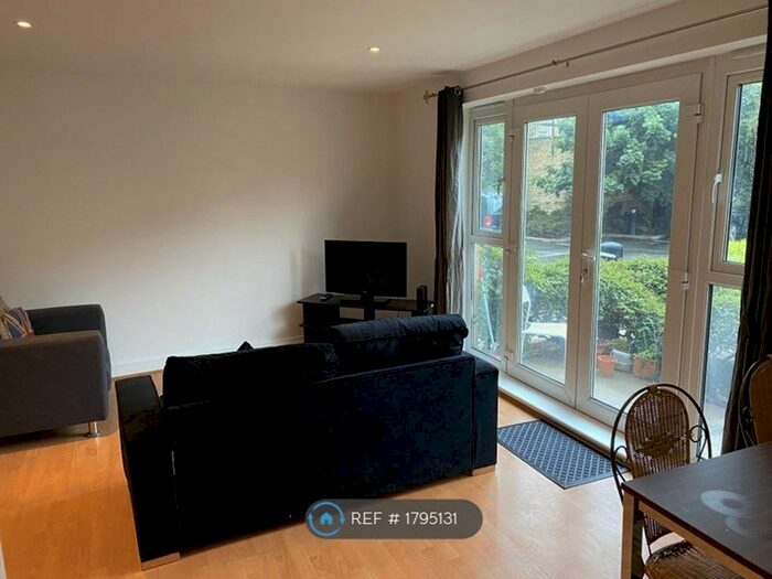 2 Bedroom Flat To Rent In Morton Close, London, E1