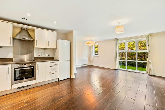 1 Bedroom Flat To Rent In Ref: Se - Foxborough Road, Redhill, RH1