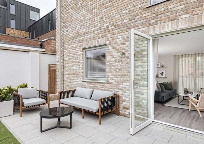 4 Bedroom Property For Sale In Acton Gardens, Acton, W3