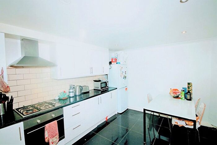 4 Bedroom Maisonette To Rent In Bow, E3