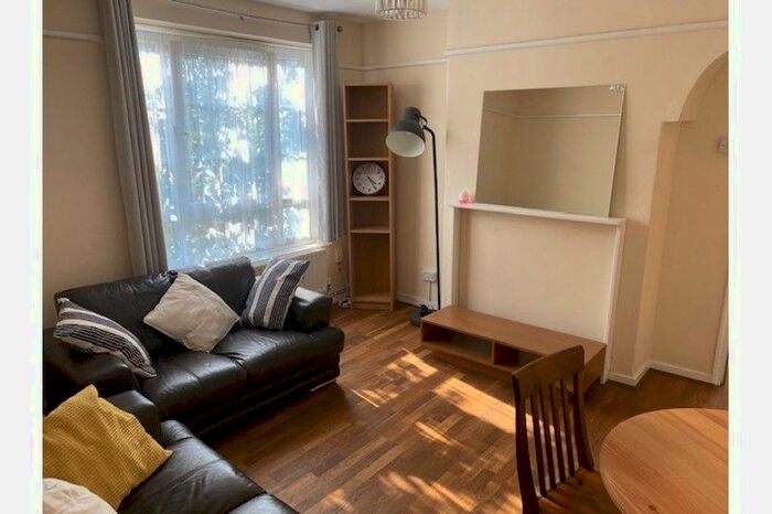 2 Bedroom Flat To Rent In Stockwell Gardens, London, SW9