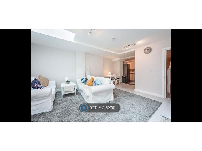 3 Bedroom Flat To Rent In New Cross Road, London, SE14