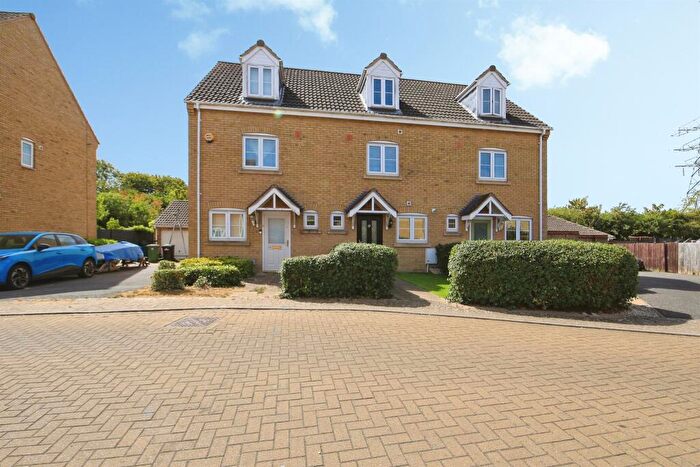 3 Bedroom Detached House For Sale In Boleyn Avenue, Peterborough, PE2