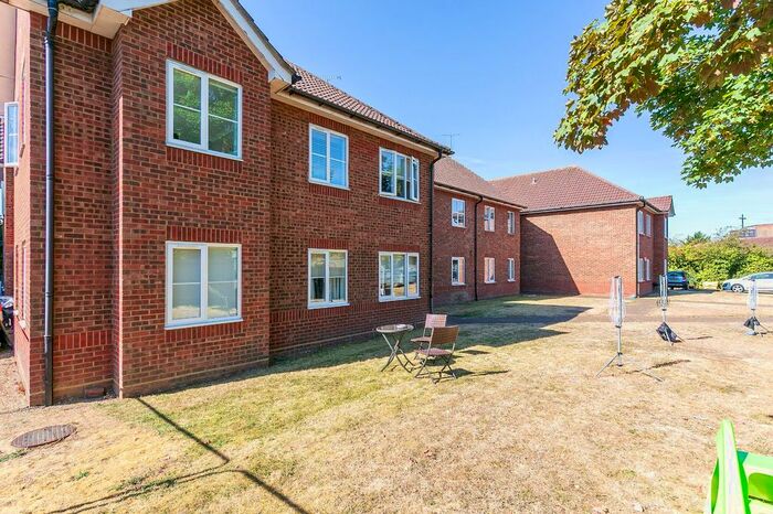 2 Bedroom Flat To Rent In The Brow, Watford, Hertfordshire, WD25