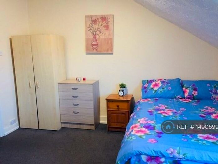 Studio To Rent In Bowes Road, London, N13