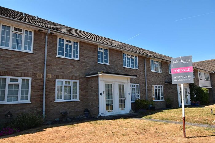 2 Bedroom Flat For Sale In Chiltern Way, Tonbridge, TN9
