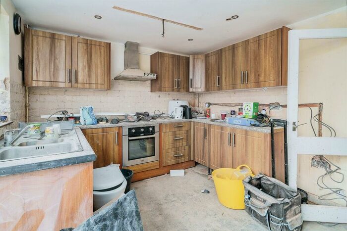 3 Bedroom Terraced House For Sale In Butely Road, Luton, LU4