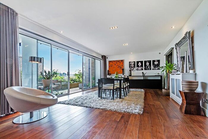 3 Bedroom Flat To Rent In Wapping High Street, London, E1W