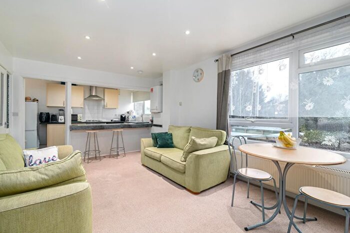 2 Bedroom Maisonette For Sale In Spencer Road, London, N17