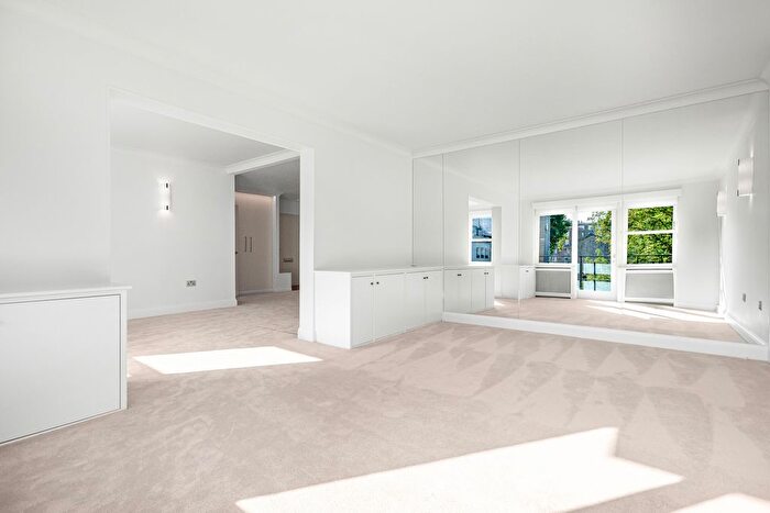 3 Bedroom Flat To Rent In Kingston House South, Ennismore Gardens, SW7