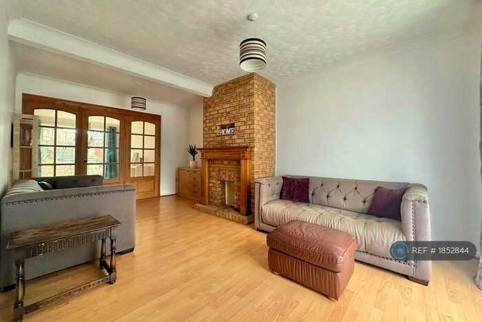 3 Bedroom Terraced House To Rent In Walnut Avenue, Southampton, SO18