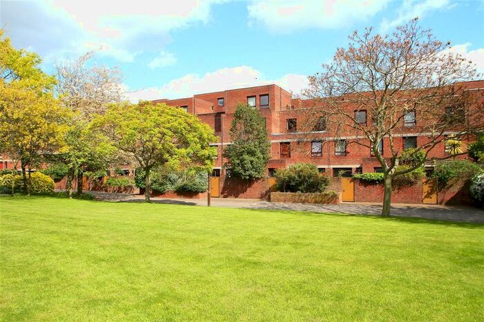 1 Bedroom Flat To Rent In More Close, St Pauls Court, Hammersmith, W14