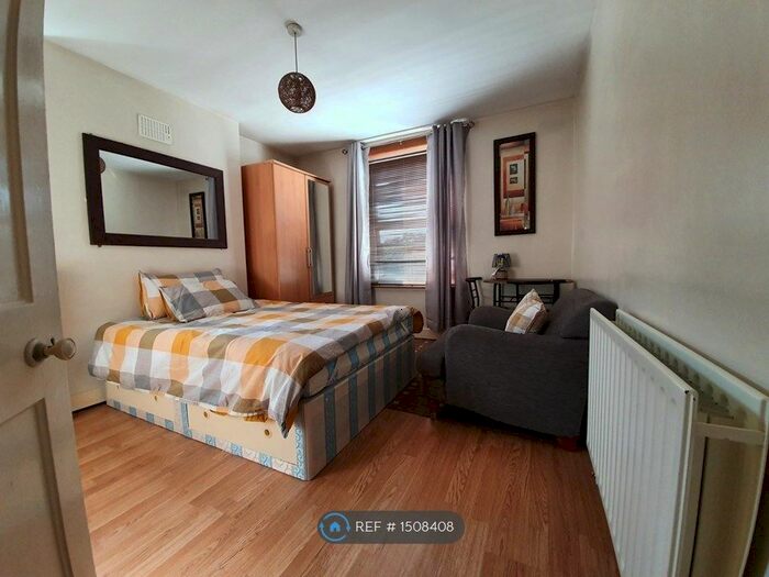 Studio To Rent In Cholmondeley Avenue, London, NW10