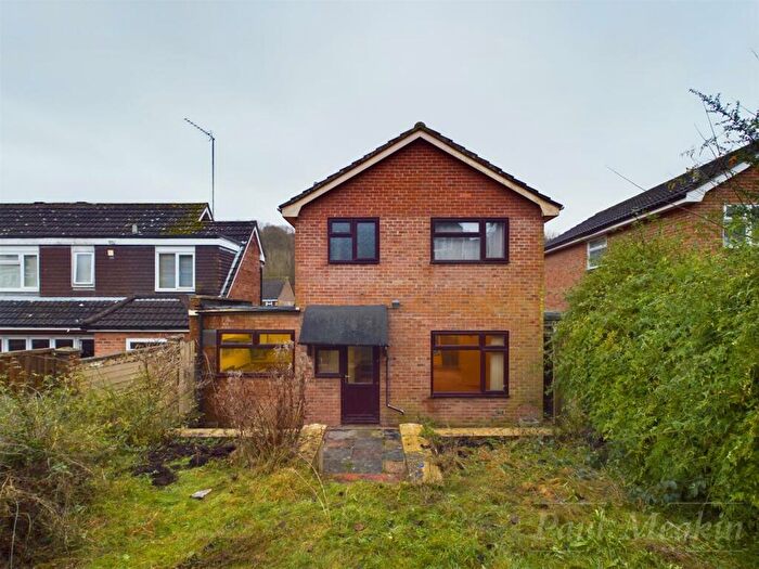 3 Bedroom Link Detached House For Sale In Goldfinch Road, South Croydon, CR2