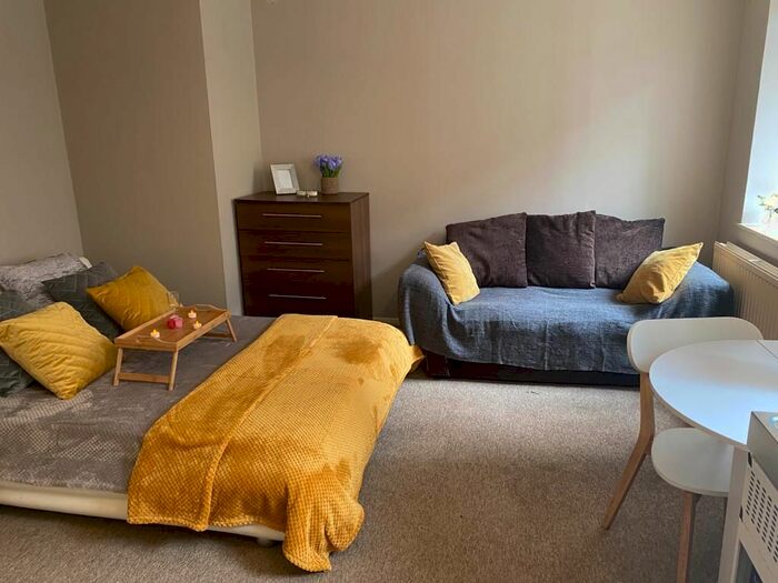 Studio To Rent In High Town Road, Luton, LU2