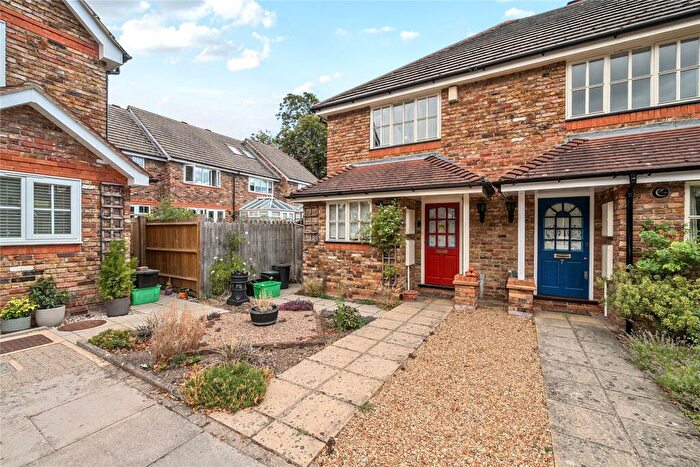 2 Bedroom End Of Terrace House For Sale In Duxberry Close, Bromley, BR2