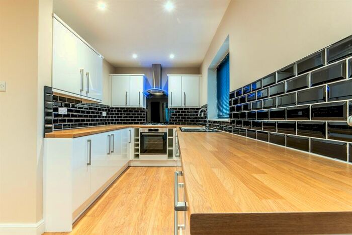 3 Bedroom Semi-Detached House To Rent In Hayes Road, NG12