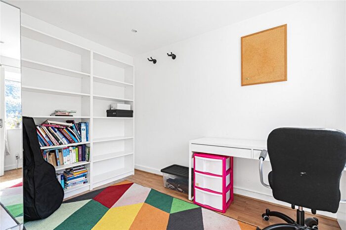 2 Bedroom Flat For Sale In Ingle Close, Headington, OX3