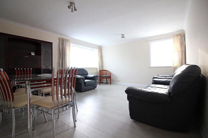 2 Bedroom Flat To Rent In Sandown Close, Hounslow, TW5