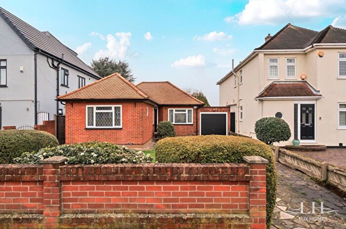 3 Bedroom Bungalow For Sale In Lambs Lane North, Rainham, RM13