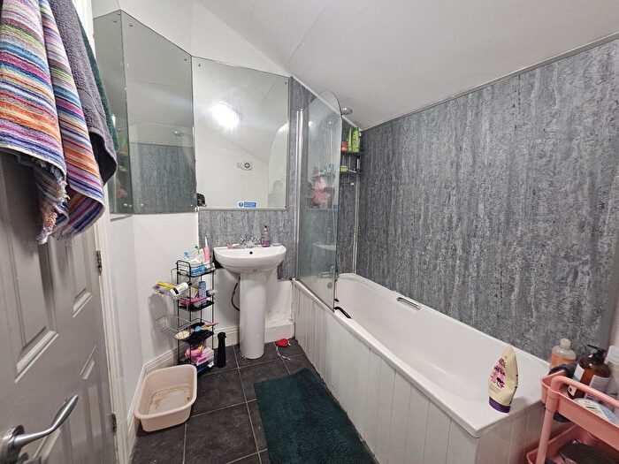 6 Bedroom Semi-Detached House To Rent In Consort Street, Leeds, LS3