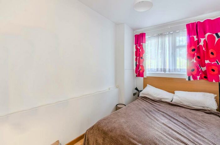 1 Bedroom Flat To Rent In Hydethorpe Road, Balham, London, SW12