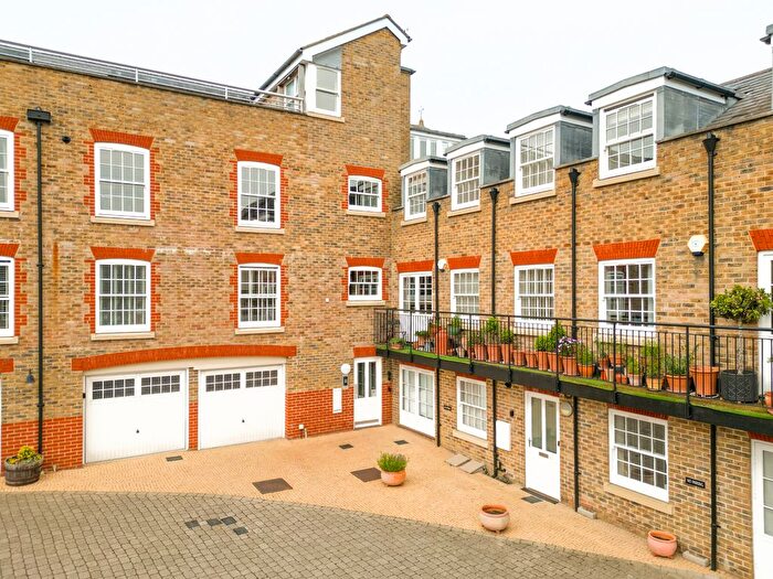 2 Bedroom Flat To Rent In Clunbury Court, Manor Street, Berkhamsted, HP4