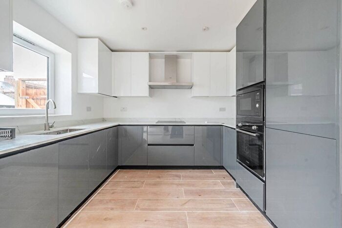 2 Bedroom Bungalow For Sale In Finchley Central, Finchley, London, N3