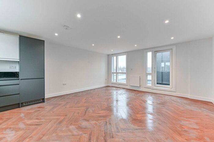 3 Bedroom Flat To Rent In Norbury Avenue, Norbury, London, SW16