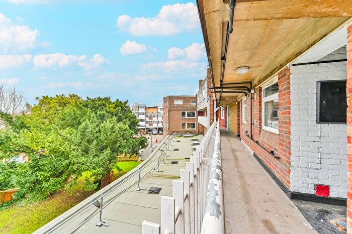 2 Bedroom Maisonette To Rent In Stuart Crescent, Wood Green, London, N22