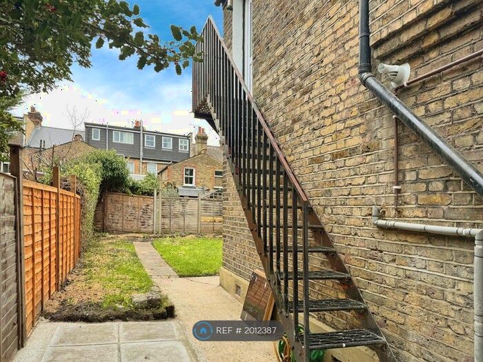 2 Bedroom Flat To Rent In Cavendish Road, London, SW12