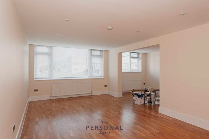 3 Bedroom Flat To Rent In Avenue Road, Epsom, KT18