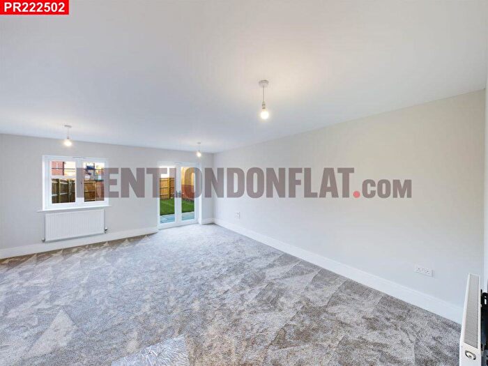 3 Bedroom House To Rent In The Hedgerows, Fleet, – Bedrooms House, GU51