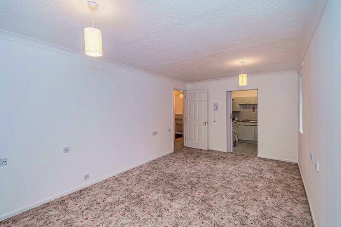 2 Bedroom Flat For Sale In Chestnut Lodge, Southampton, SO16