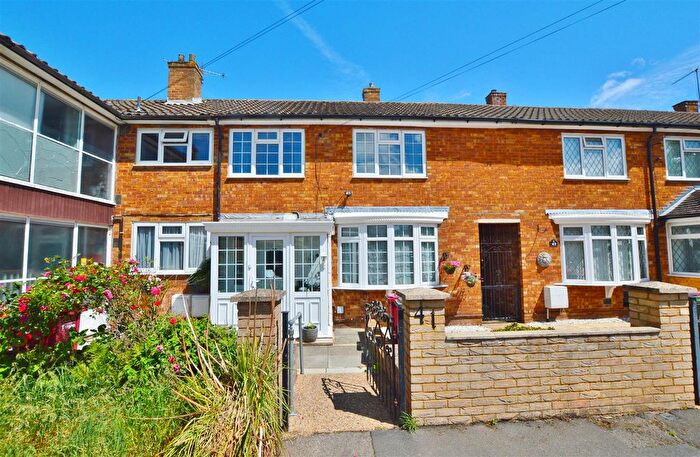 3 Bedroom Terraced House For Sale In Gascons Grove, Slough, SL2