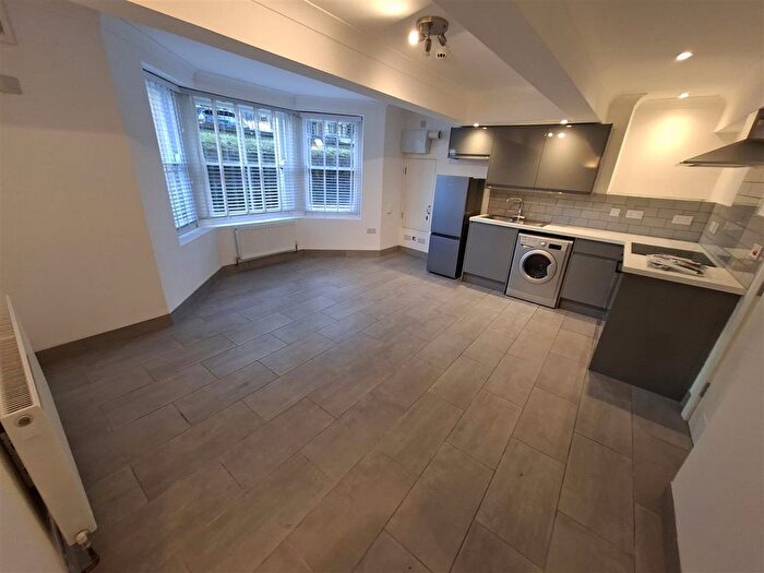 1 Bedroom Flat To Rent In The Parade, Roath, CF24