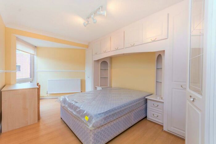 3 Bedroom Semi-Detached House To Rent In Twyford Street, King's Cross, London, N1