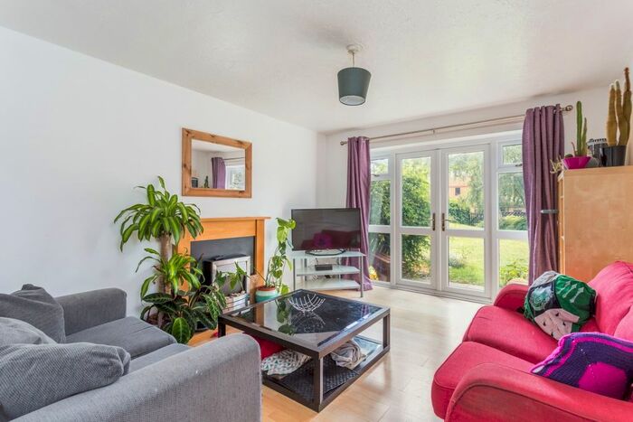 2 Bedroom Flat To Rent In Chenies Way, Watford, WD18
