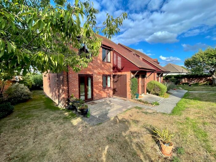 2 Bedroom Flat For Sale In Marshalls Court, Speen, Newbury, RG14