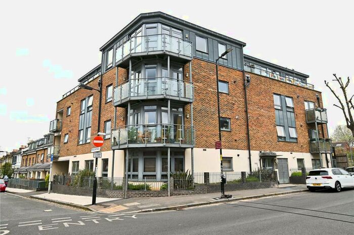 2 Bedroom Apartment To Rent In Underhill Road, East Dulwich, London, SE22