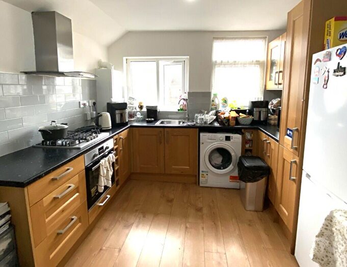 3 Bedroom Maisonette To Rent In Corporation Road, Cardiff(City), CF11