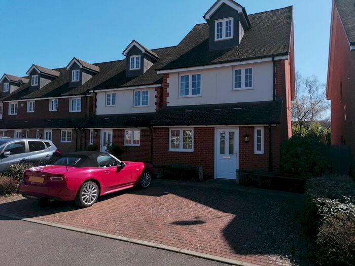 4 Bedroom Flat To Rent In St. Pauls Mews, Crawley, RH10