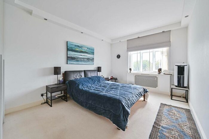 3 Bedroom Flat To Rent In William Court, St John's Wood, London, NW8