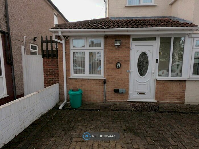 Studio To Rent In Rothesay Avenue, Greenford, UB6