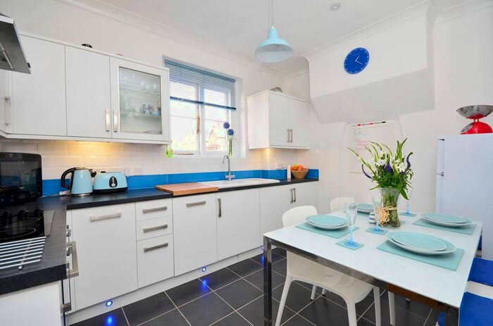 2 Bedroom Flat To Rent In York Road, Guildford, GU1